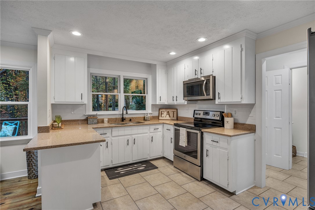 2604 Whispering Oaks Terrace Midlothian, VA 23112 - Photo 10 of 35 Kitchen featuring stainless steel appliances, a pe