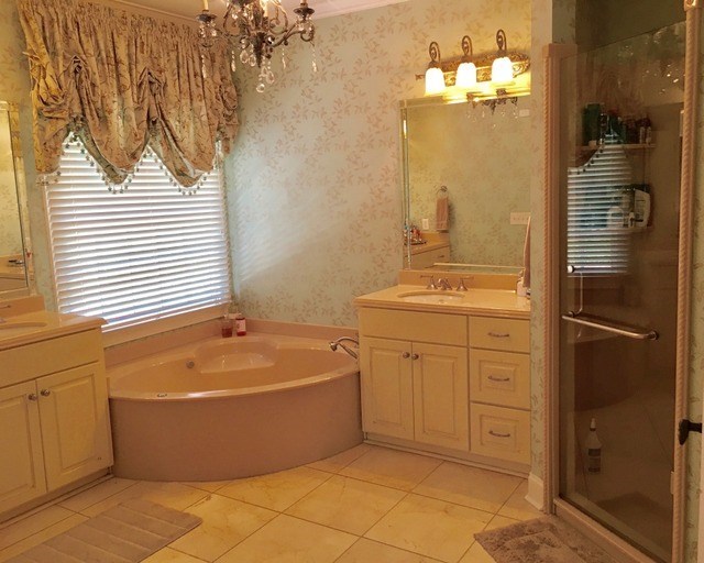 8630 East Hopewell Road Musella, GA 31066 - Photo 13 of 28 a bathroom with a tub sink and mirror