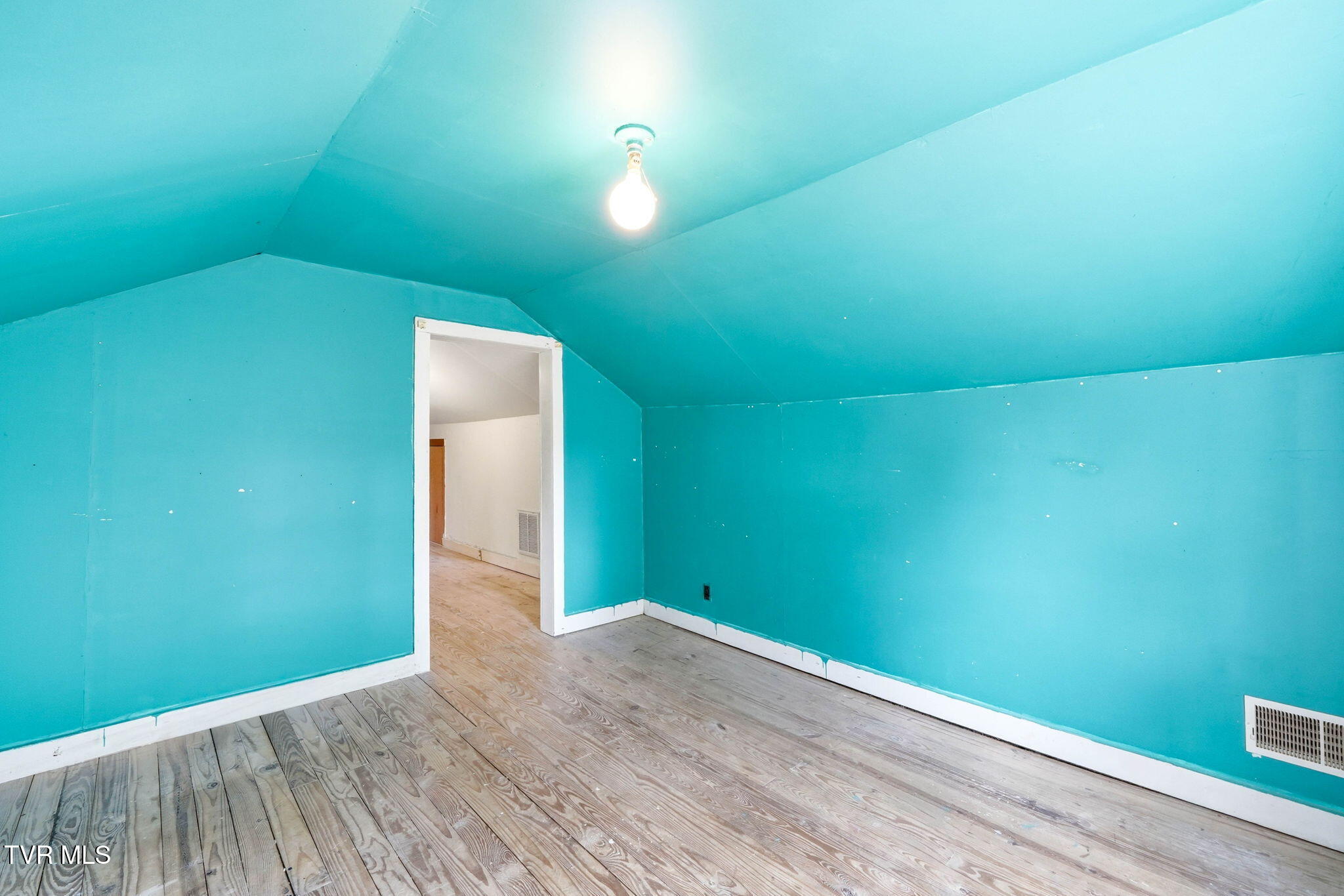 220 North Reece Avenue Mountain City, TN 37683 - Photo 24 of 44 upstairs main house room2