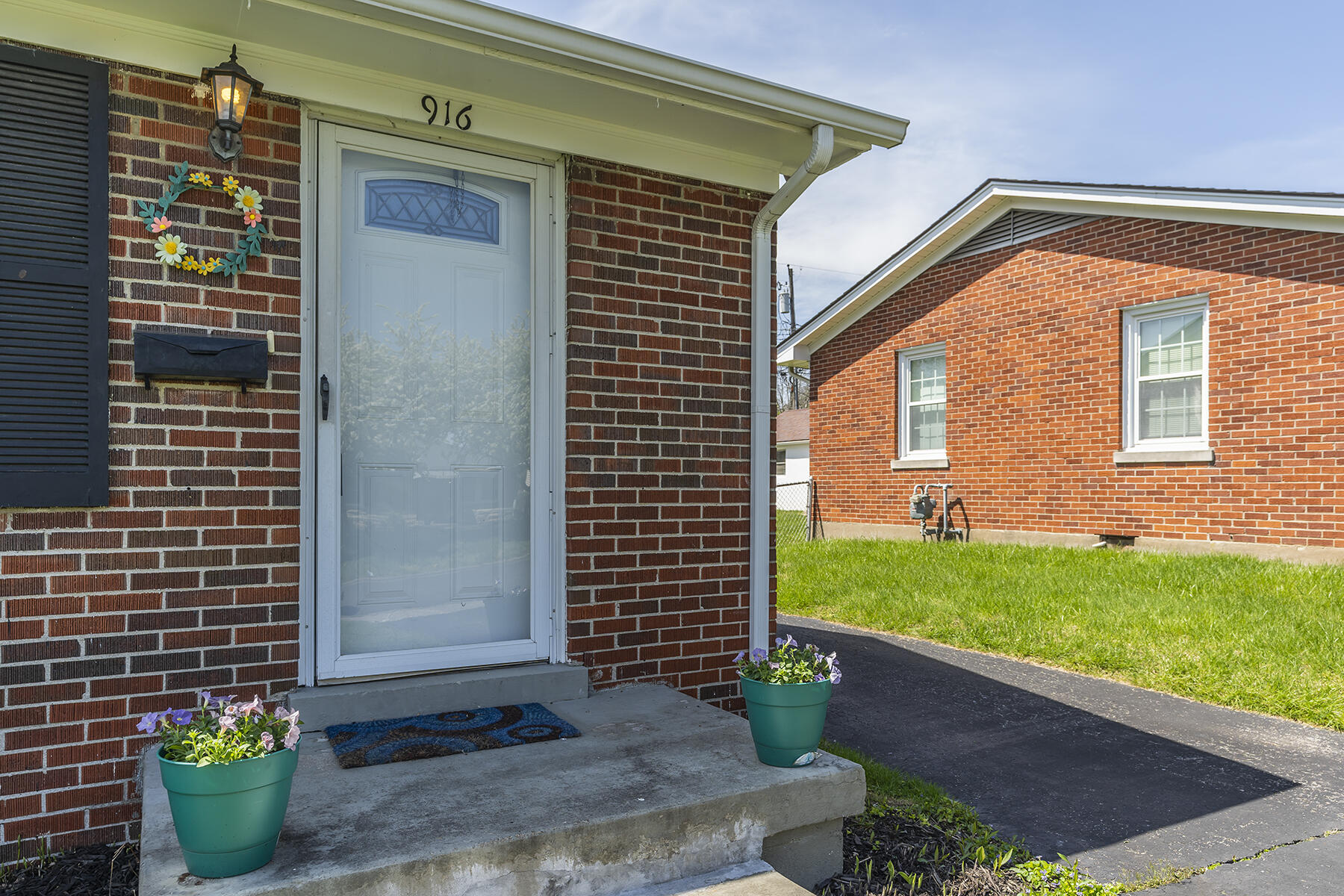 916 Honeysuckle Road Lexington, KY 40504 - Photo 3 of 21 916honeysuckle03 copy