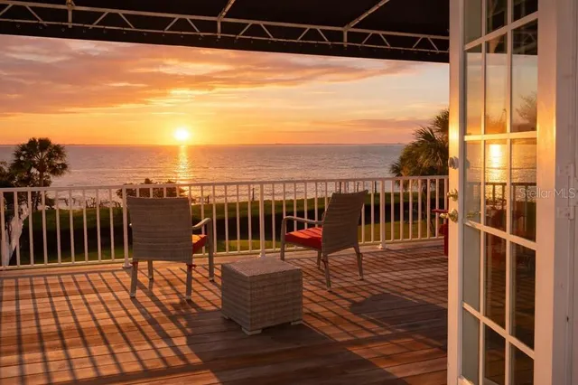 a park view with wooden floor and city view
