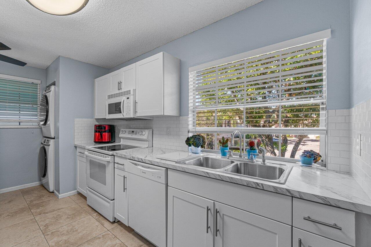 6618 Via Regina Boca Raton, FL 33433 - Photo 17 of 28 015-6618ViaRegina-BocaRaton-FL-33433-SMA