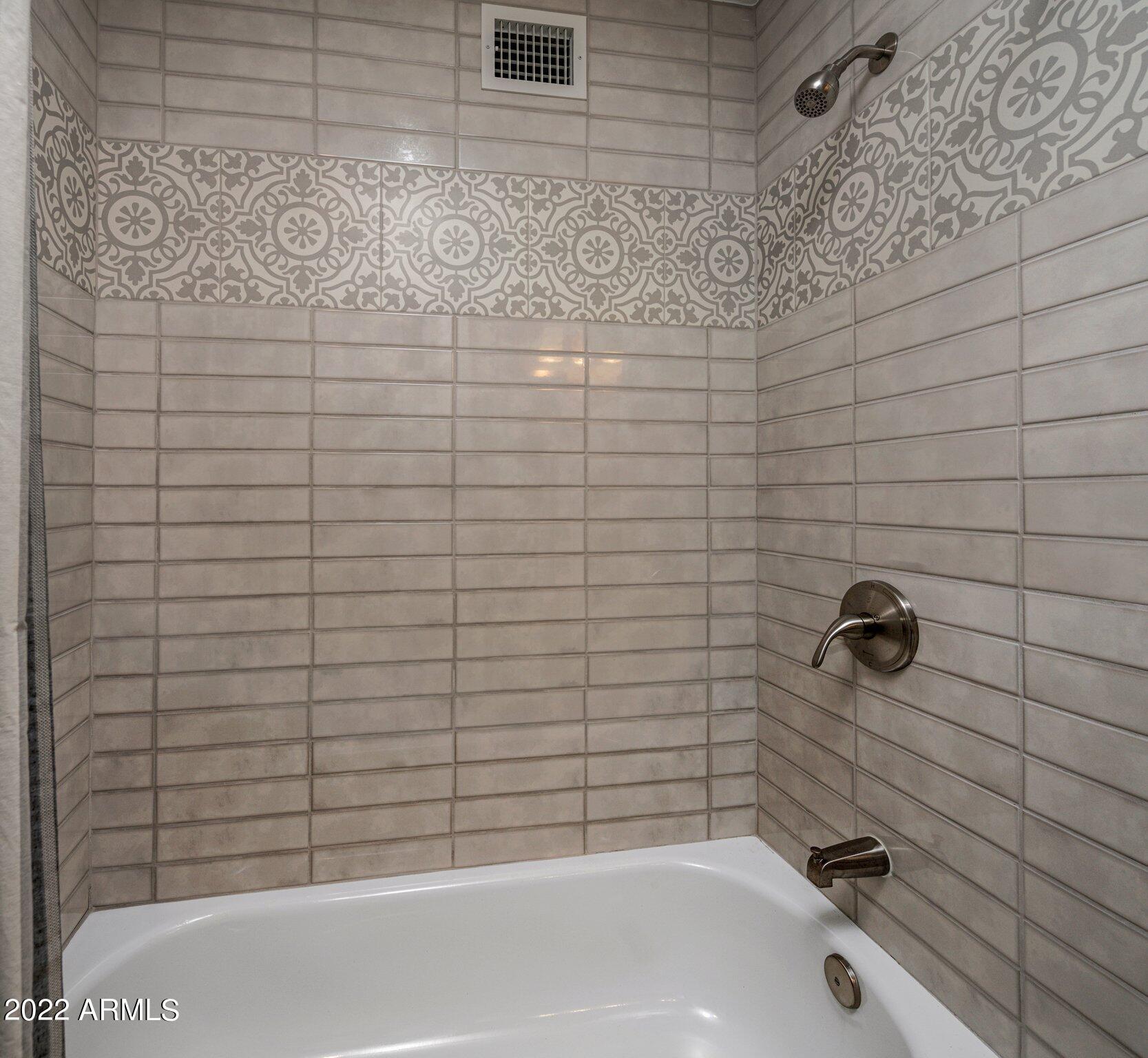 2 West Kathleen Road Phoenix, AZ 85023 - Photo 18 of 28 Bath 2