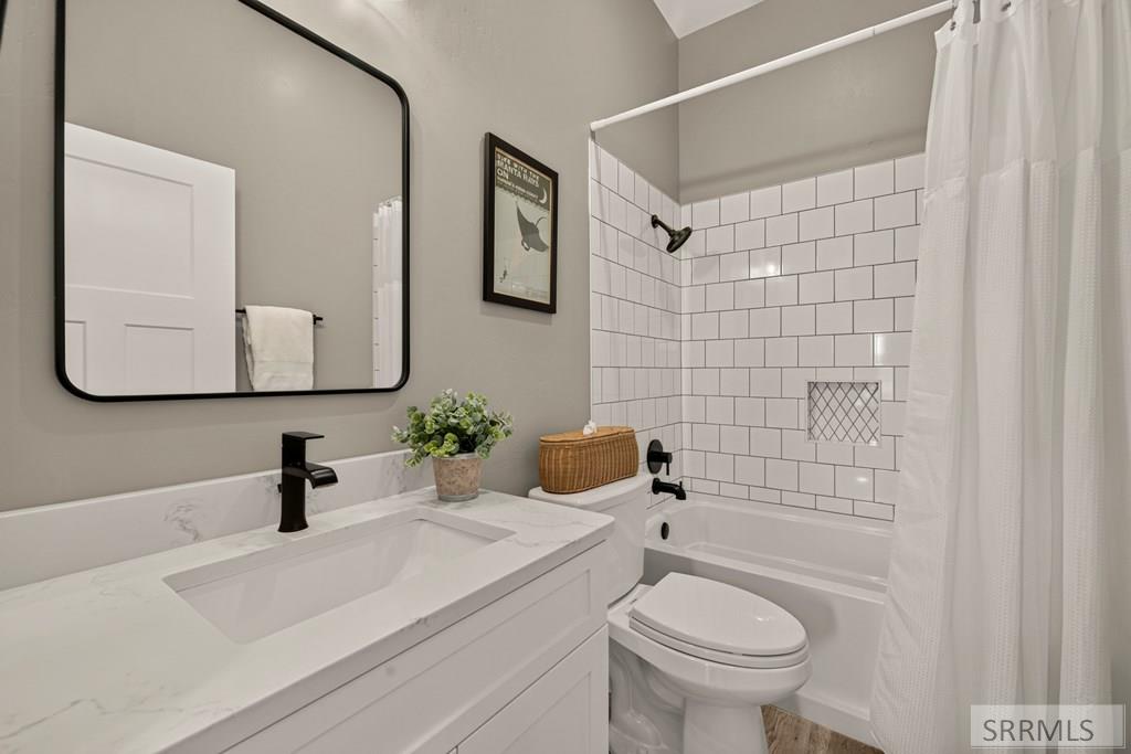 3237 South Chartwell Garden Ammon, ID 83406 - Photo 31 of 64 Main Bathroom