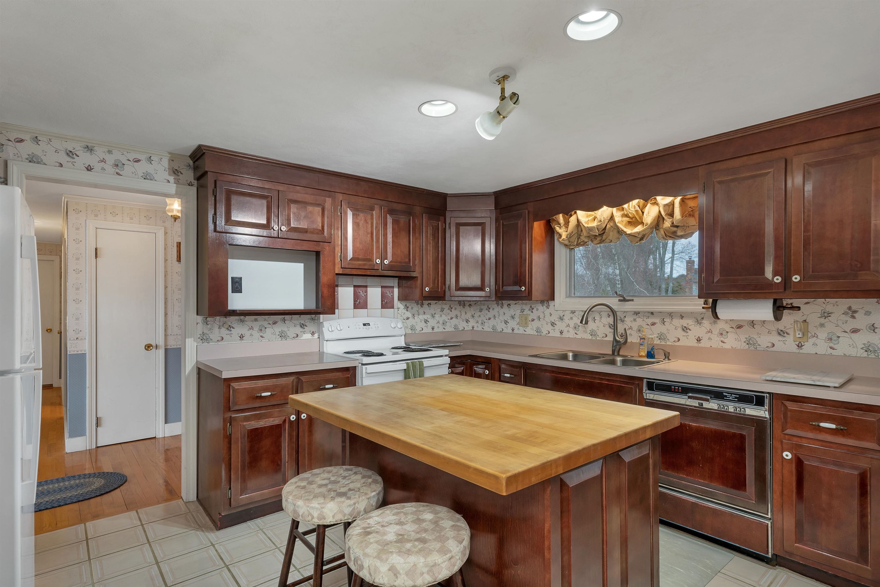 19 Cote Drive Dover, NH 03820 - Photo 7 of 33