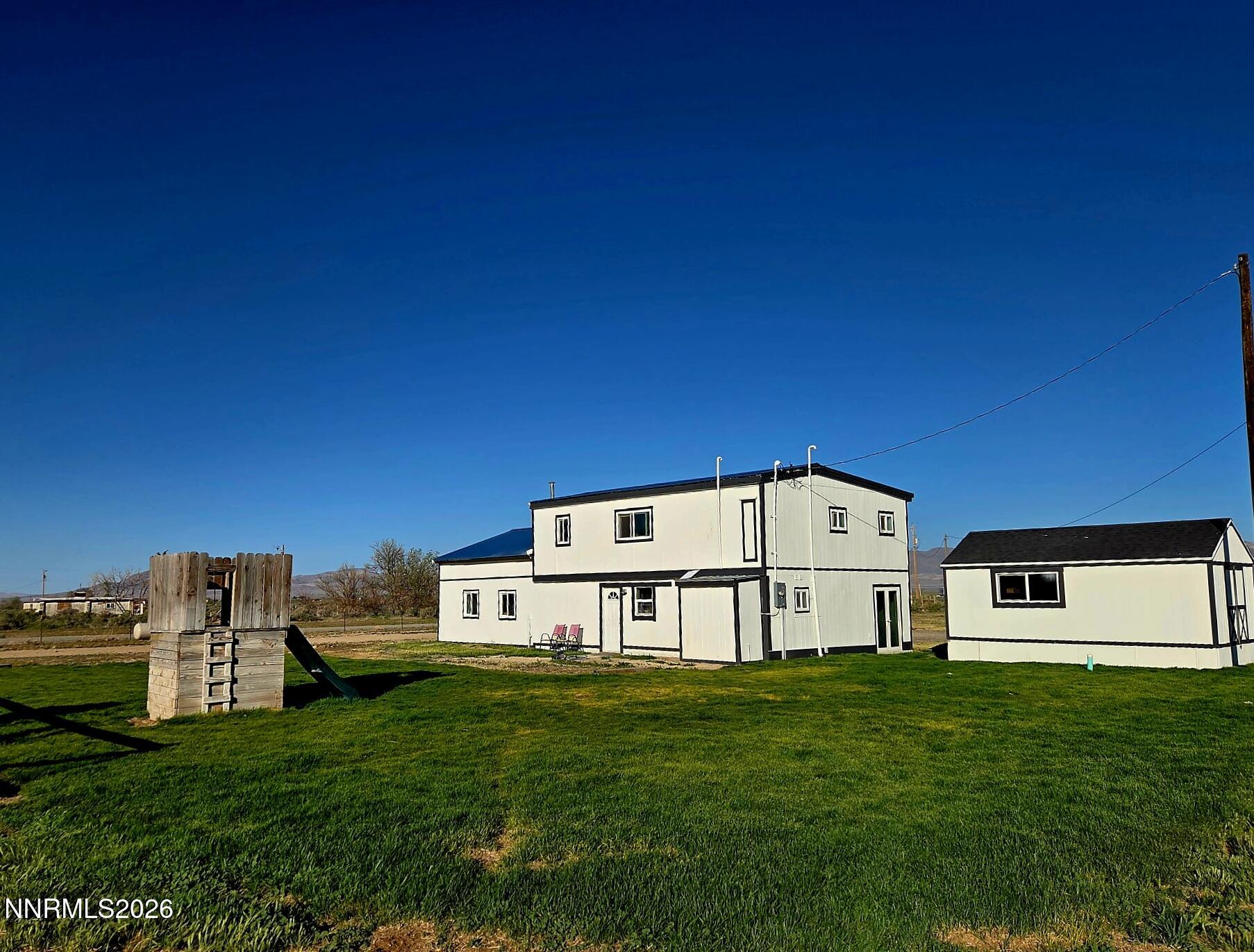 a view of a house with backyard