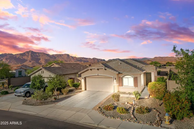 a view of a front of house with a yard