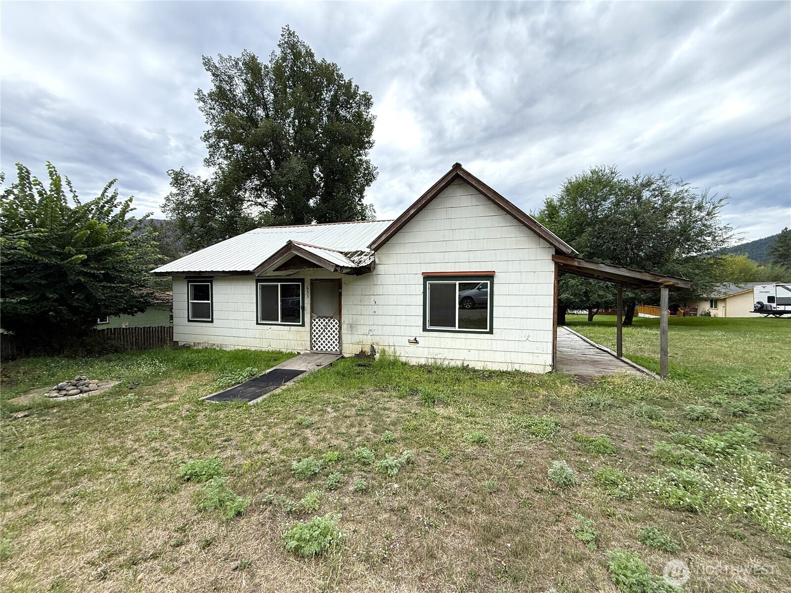 a view of a house with backyard
