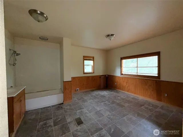 a view of empty room with window