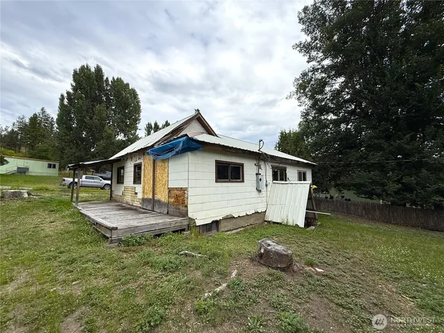 a view of a house with a yard