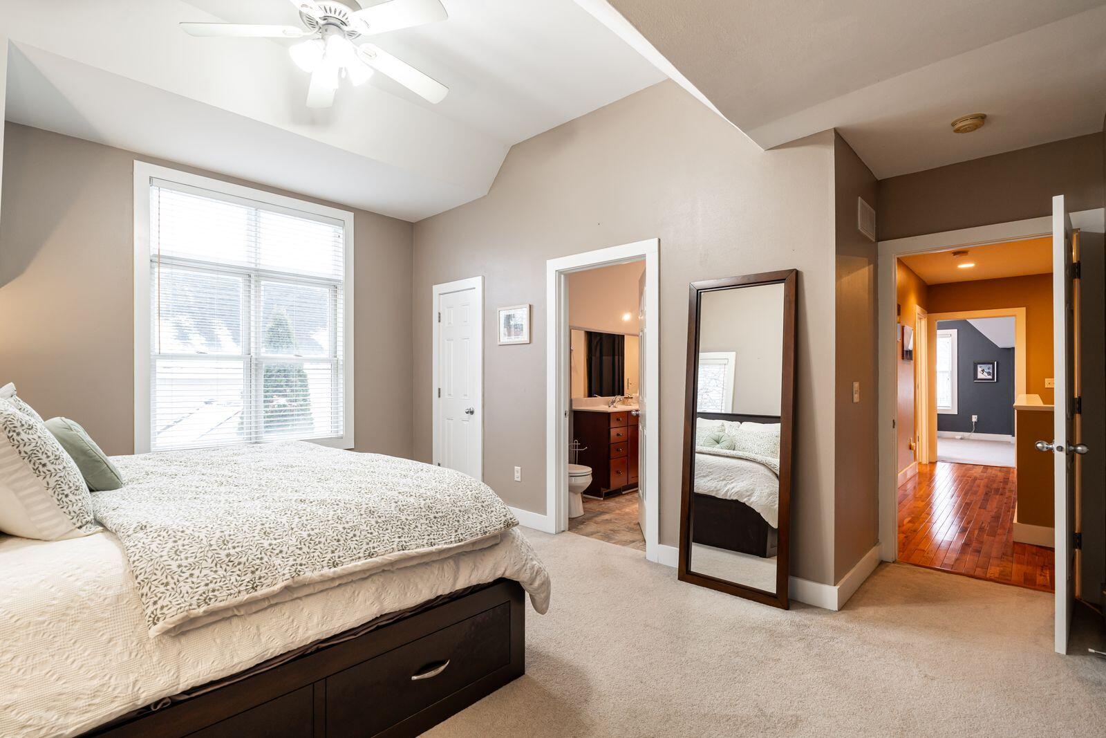 1847 Vel R. Phillips Avenue, Unit B Milwaukee, WI 53212 - Photo 17 of 38 Primary Suite