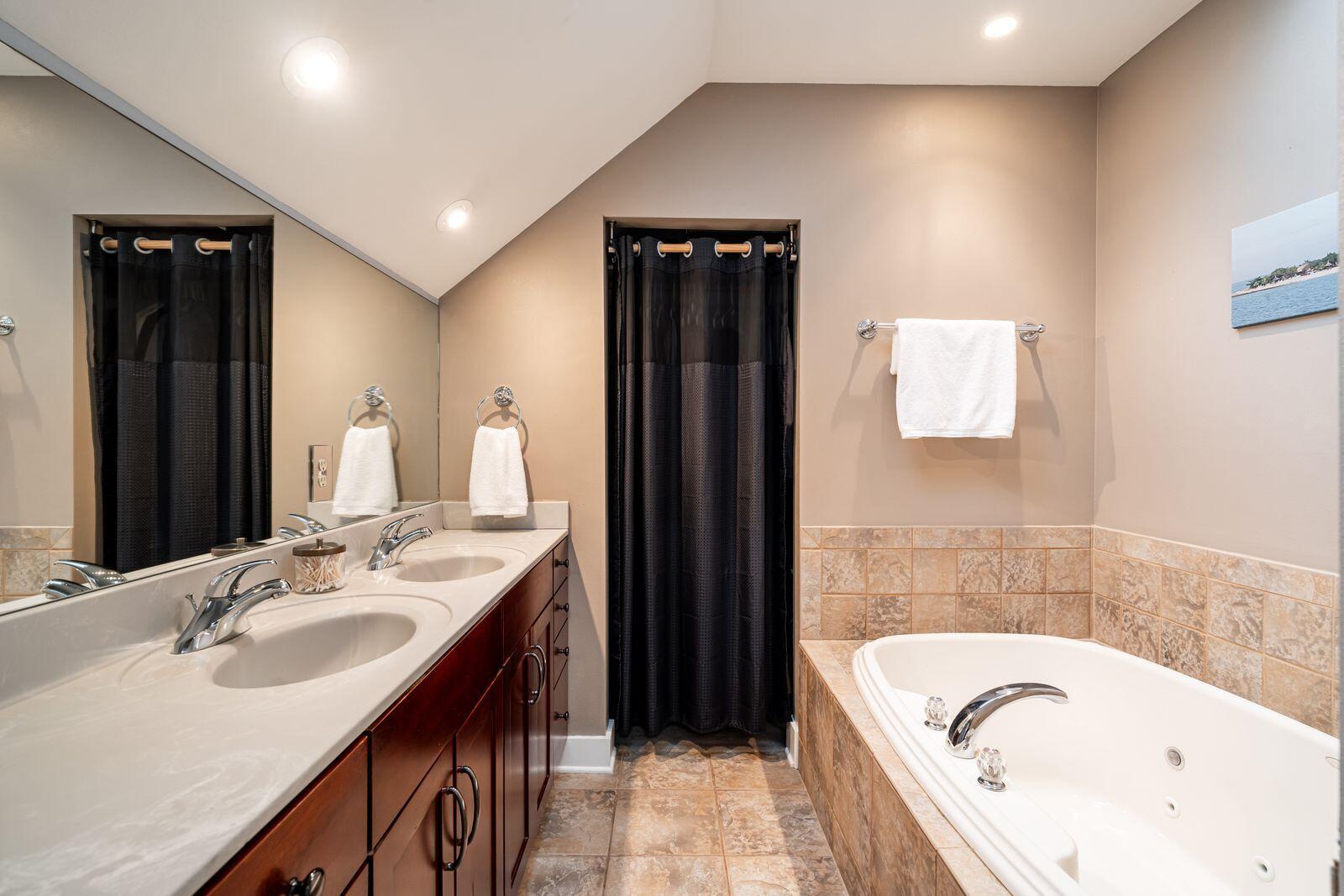 1847 Vel R. Phillips Avenue, Unit B Milwaukee, WI 53212 - Photo 18 of 38 Primary Suite Bathroom