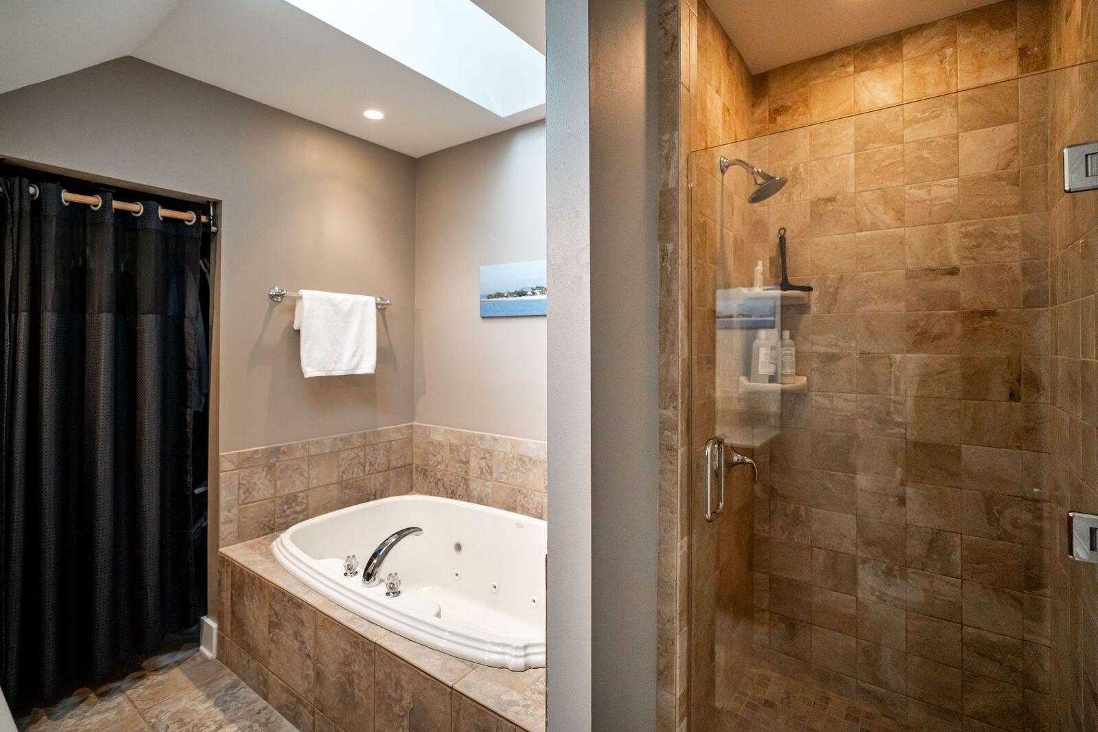 1847 Vel R. Phillips Avenue, Unit B Milwaukee, WI 53212 - Photo 19 of 38 Primary Suite Bathroom