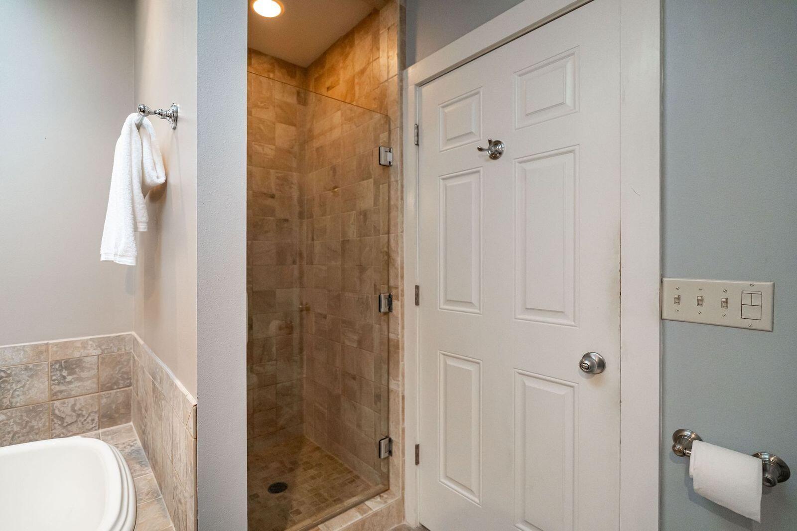 1847 Vel R. Phillips Avenue, Unit B Milwaukee, WI 53212 - Photo 20 of 38 Primary Suite Bathroom