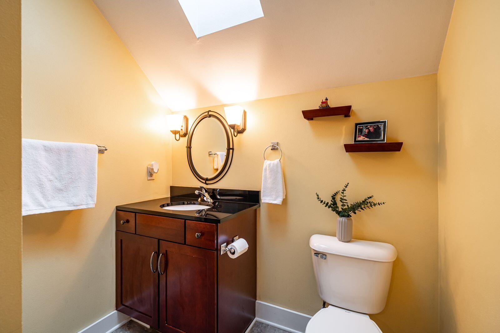 1847 Vel R. Phillips Avenue, Unit B Milwaukee, WI 53212 - Photo 25 of 38 Upper Level Full Bathroom