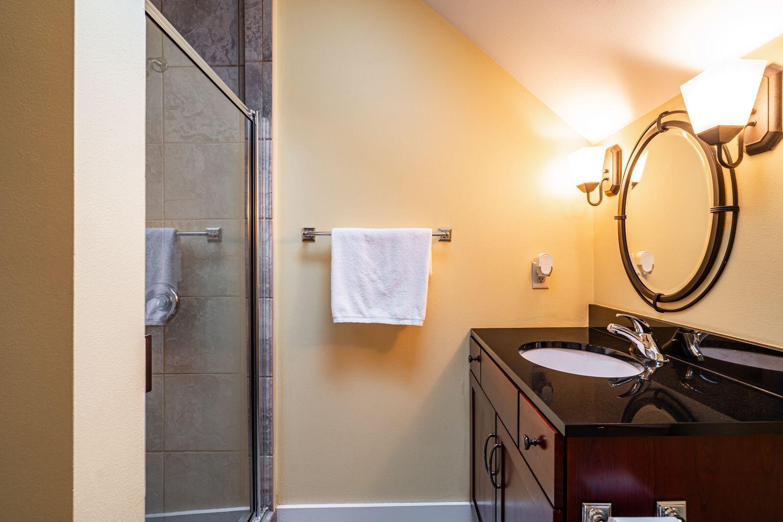 1847 Vel R. Phillips Avenue, Unit B Milwaukee, WI 53212 - Photo 26 of 38 Upper Level Full Bathroom