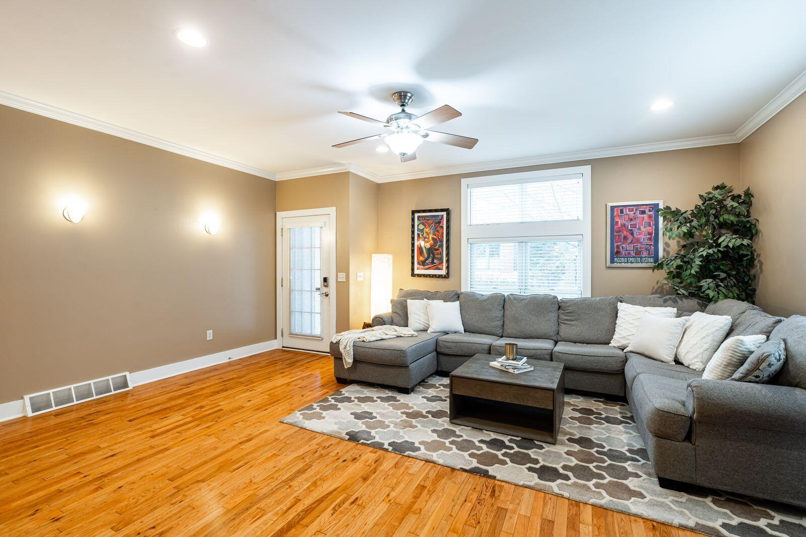 1847 Vel R. Phillips Avenue, Unit B Milwaukee, WI 53212 - Photo 6 of 38 Living Room