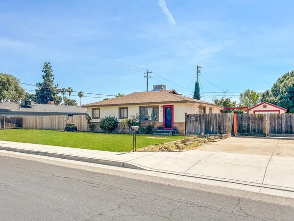 $410,000 | 560 West Stuart Avenue, Clovis, CA 93612