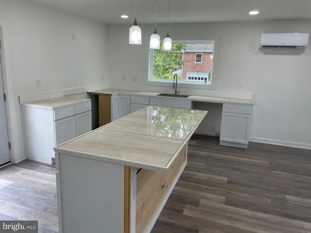 a view of empty room with washer and dryer