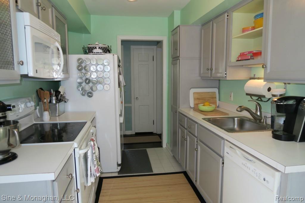 1022 Roslyn Road Grosse Pointe, MI 48236 - Photo 10 of 21 img_1024.jpg