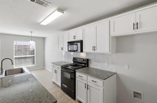 $1,950 | 2320 Bloomfield Drive, Arlington, TX 76012