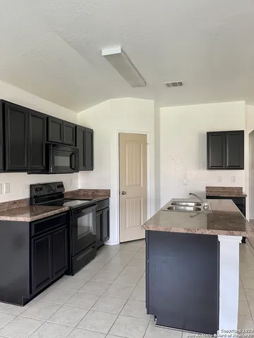 $1,600 | 1600 Nolte Farms Drive, Seguin, TX 78155