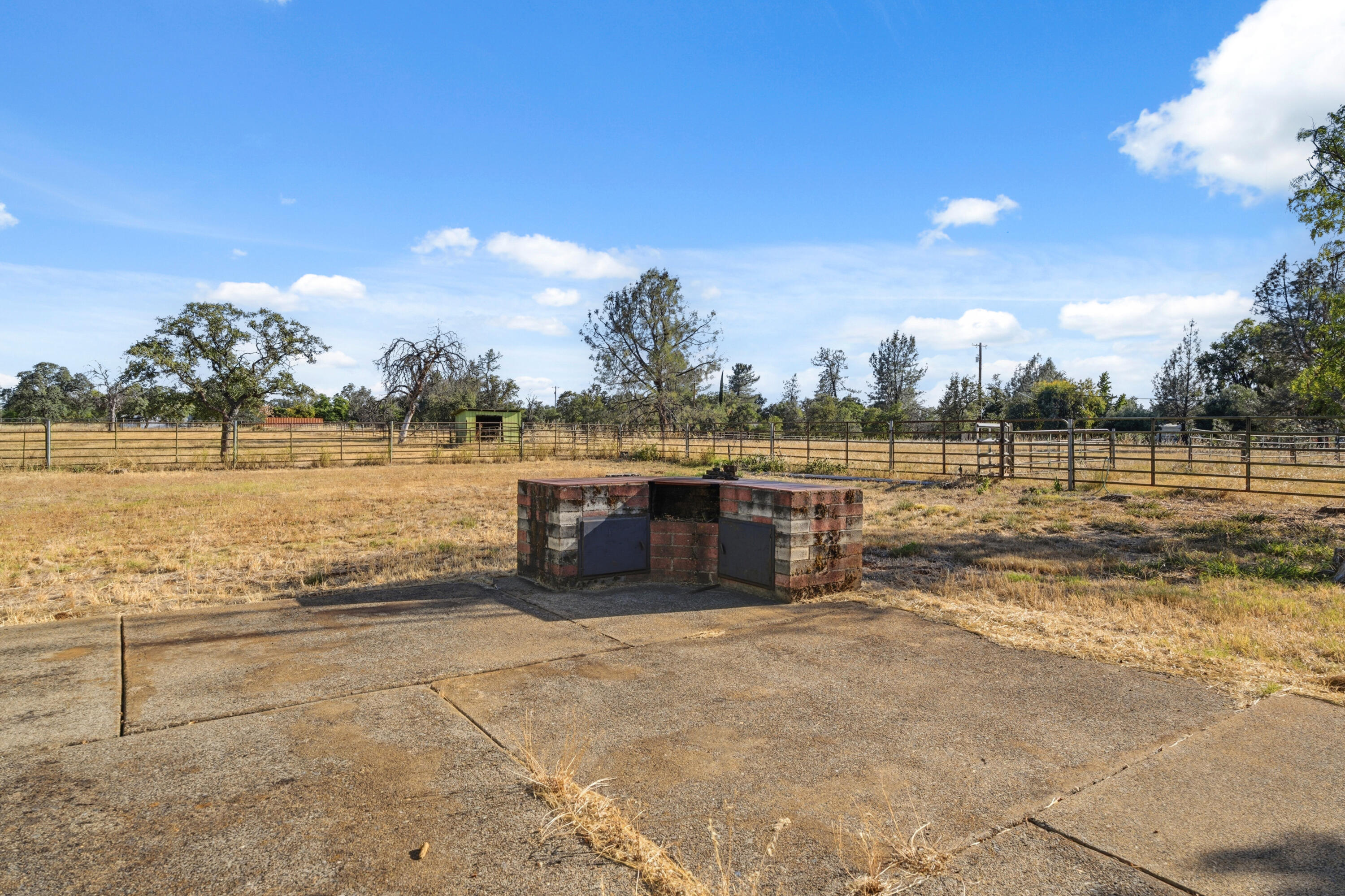 21241 Boyle Road Redding, CA 96003 - Photo 35 of 61 back patio