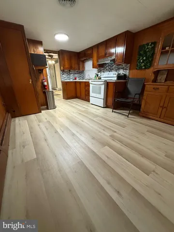 an empty room with closet and a window