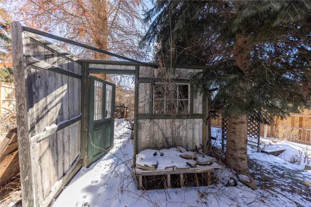 a wooden bench sitting in front of a building