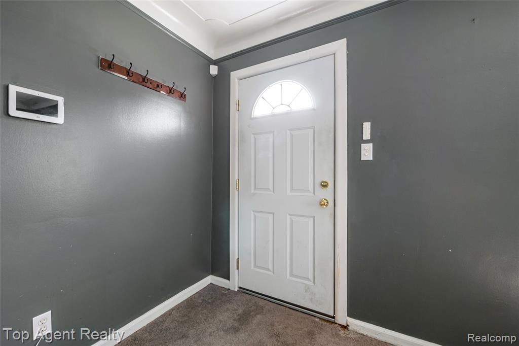 22085 Rausch Avenue Eastpointe, MI 48021 - Photo 3 of 39