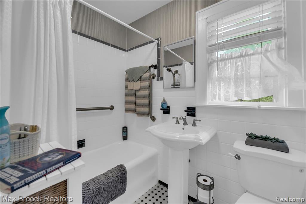 243 Cherokee Road Pontiac, MI 48341 - Photo 35 of 48