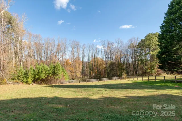 a view of a house with backyard and trees