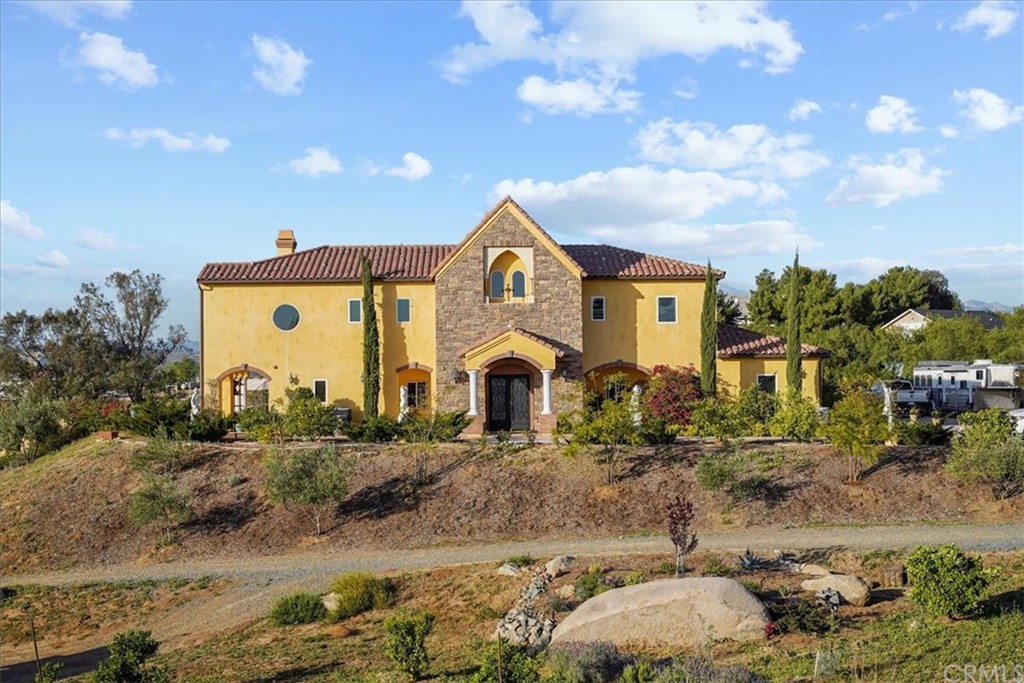 39150 Vía De Oro Temecula, CA 92592 - Photo 3 of 60 a front view of a house with a yard