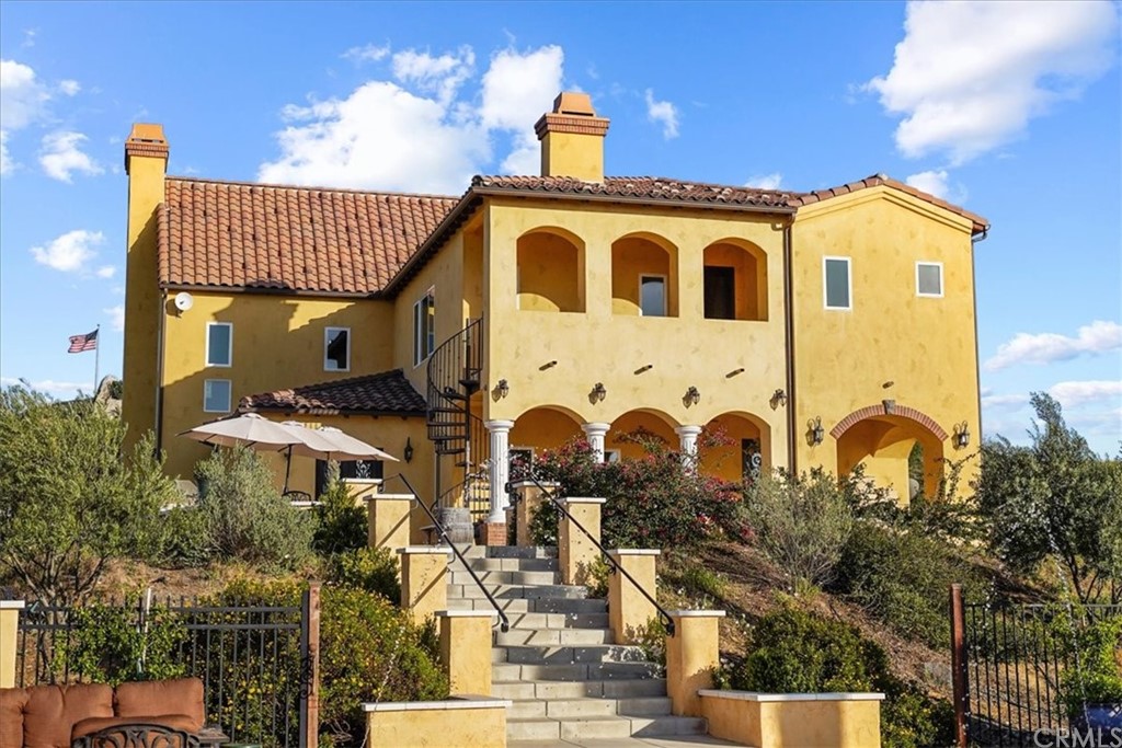 39150 Vía De Oro Temecula, CA 92592 - Photo 50 of 60 a front view of a house with a garden