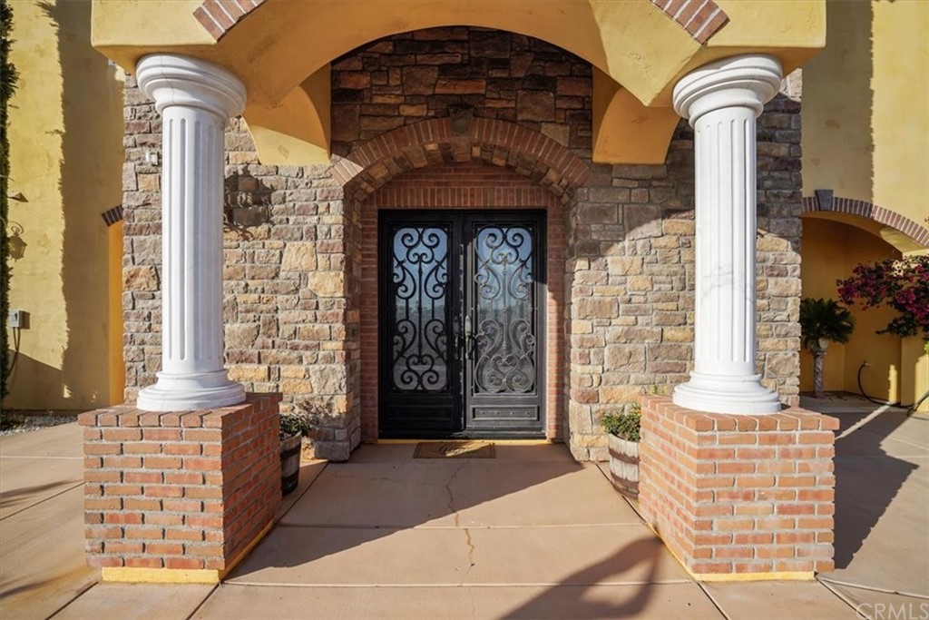 39150 Vía De Oro Temecula, CA 92592 - Photo 5 of 60 a front view of a house with a many windows
