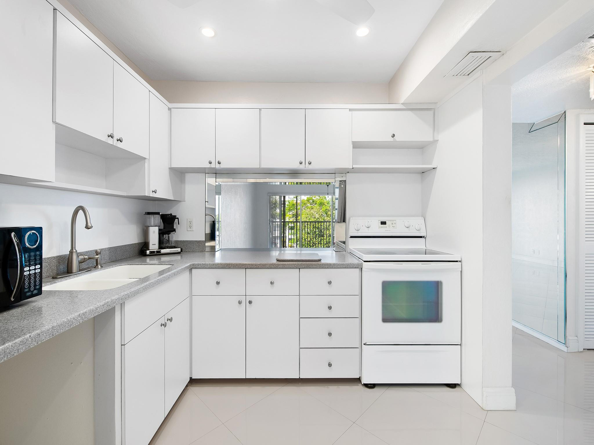 329 Southeast 3rd Street, Unit 305P Hallandale Beach, FL 33009 - Photo 3 of 23 Photo 3