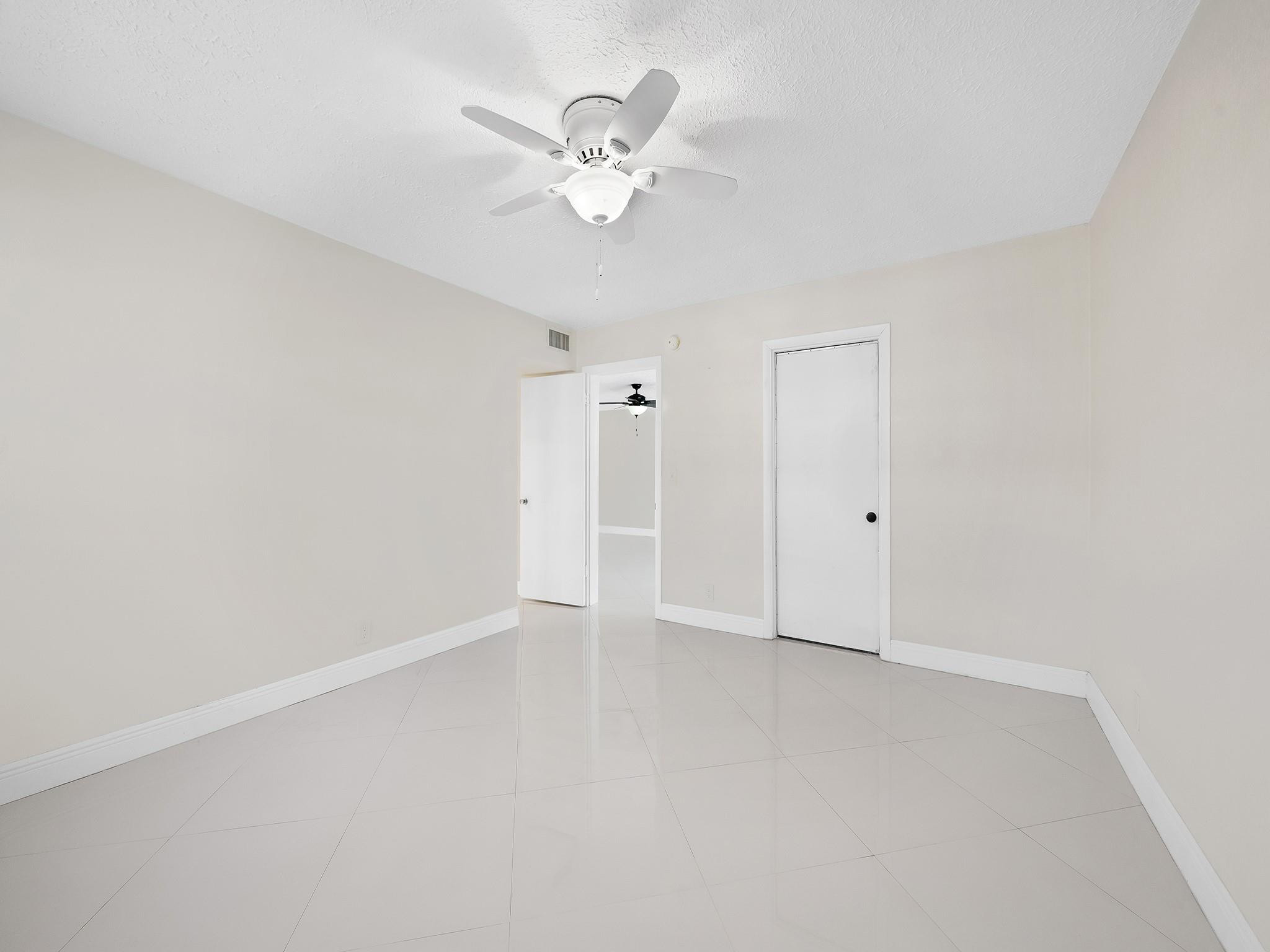 329 Southeast 3rd Street, Unit 305P Hallandale Beach, FL 33009 - Photo 5 of 23 Photo 5