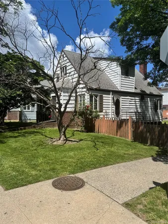 $1,250,000 | 80-19 Grand Central Parkway | Astoria