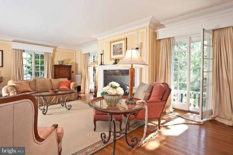 313 Overhill Road Baltimore, MD 21210 - Photo 10 of 28 Living Room