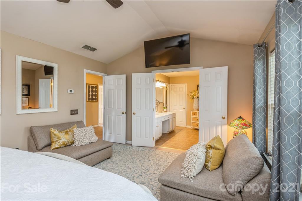 2129 Winthorp Ridge Road, Unit 286 Charlotte, NC 28270 - Photo 29 of 31 Gallery Image 29