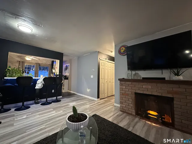 $2,595 | 203 Oakland Street, Unit F, Manchester, CT 06042