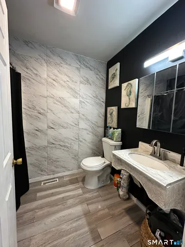 $2,595 | 203 Oakland Street, Unit F, Manchester, CT 06042