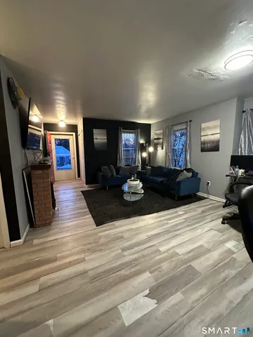 $2,595 | 203 Oakland Street, Unit F, Manchester, CT 06042