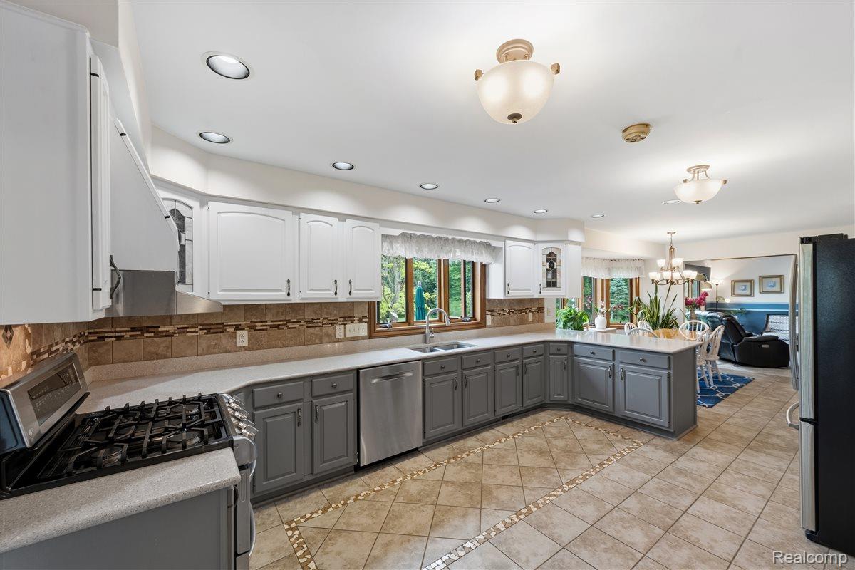 125 Olde Franklin Road Howell, MI 48855 - Photo 24 of 57 Stainless steel appliances included
