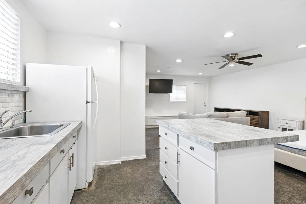 835 Dewitt Avenue, Unit B Encinitas, CA 92024 - Photo 5 of 22 a kitchen that has a sink and a stove in it