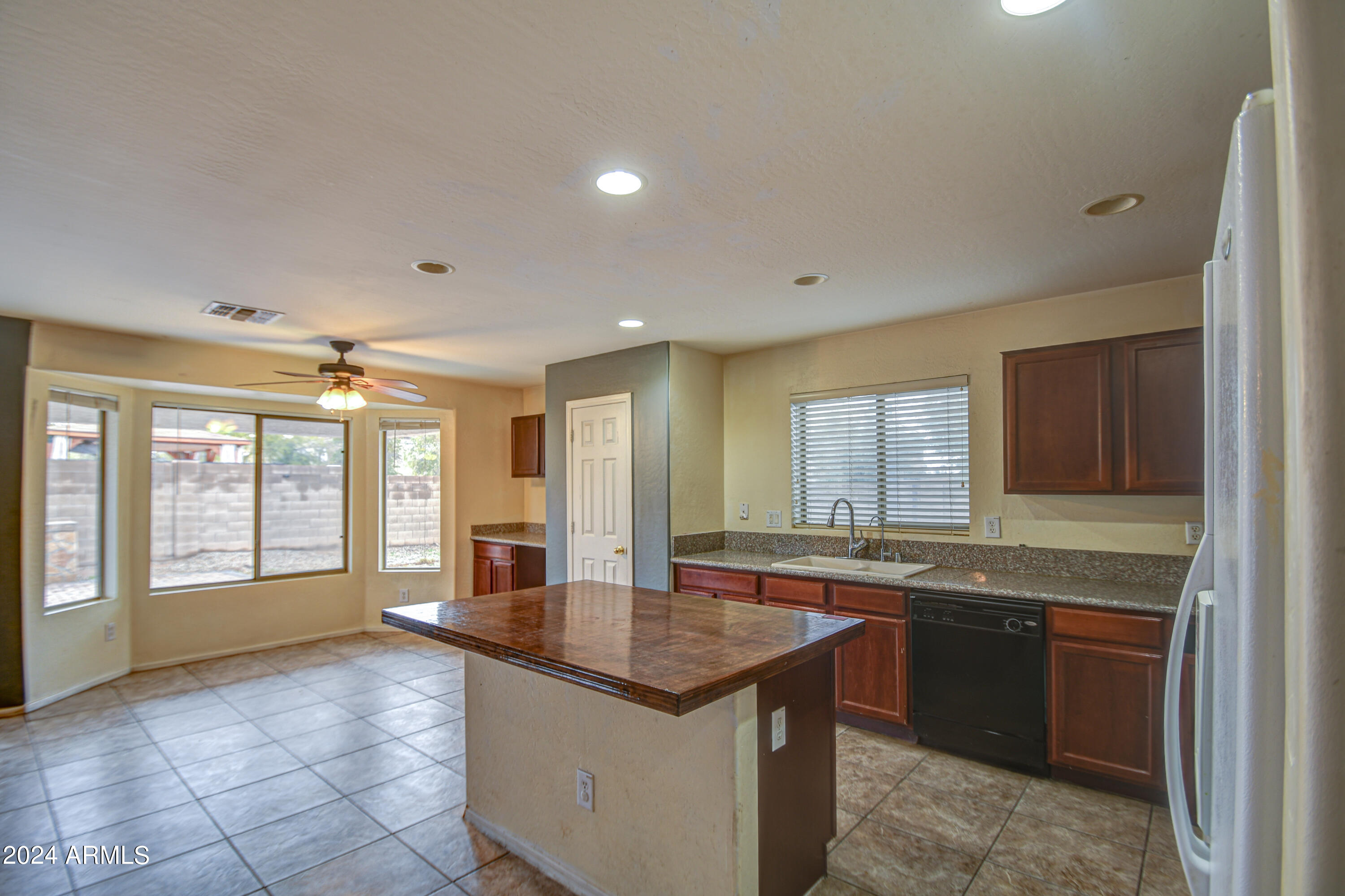 6804 East Refuge Road Florence, AZ 85132 - Photo 3 of 38 Kitchen