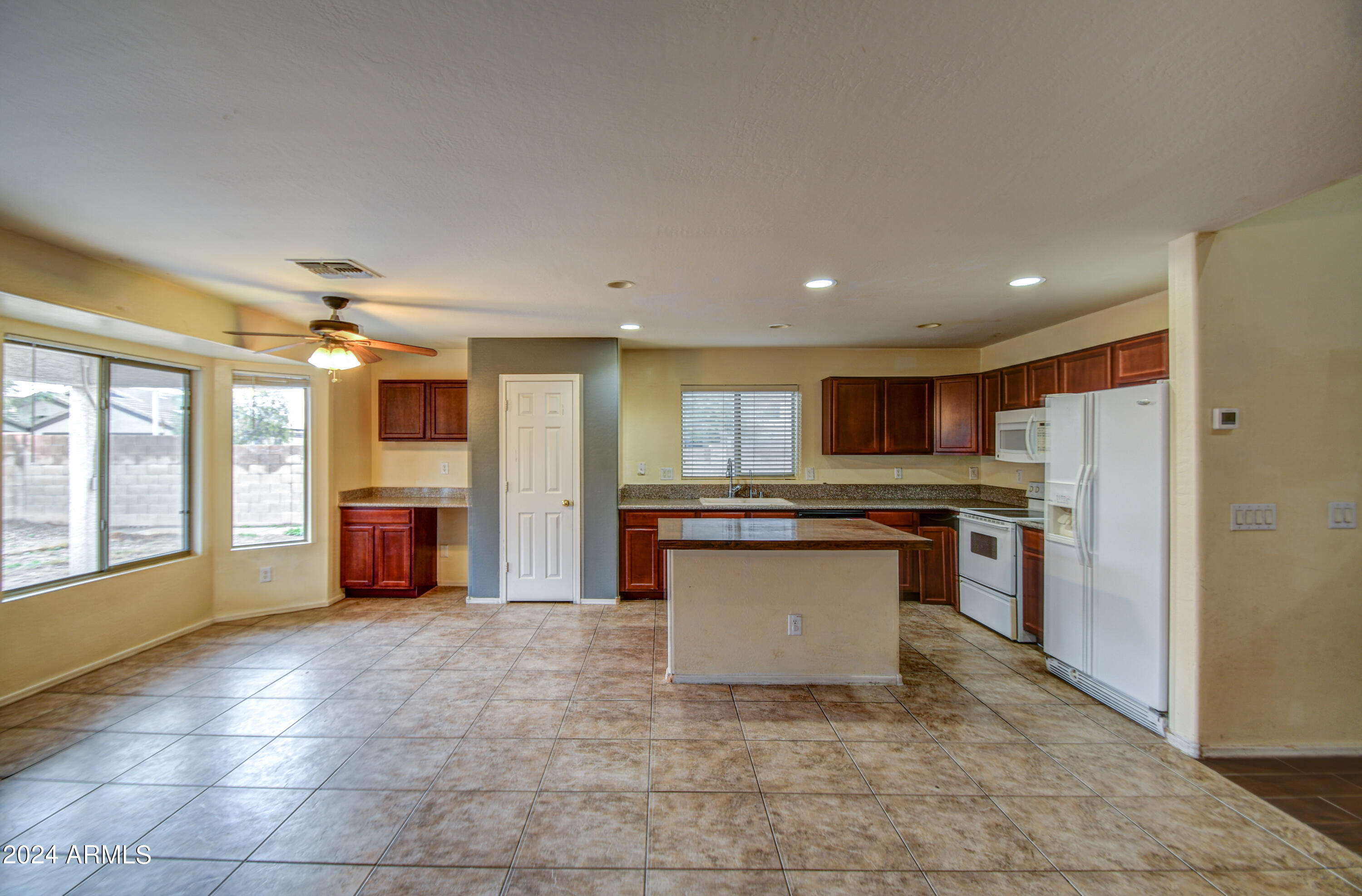 6804 East Refuge Road Florence, AZ 85132 - Photo 4 of 38 Kitchen