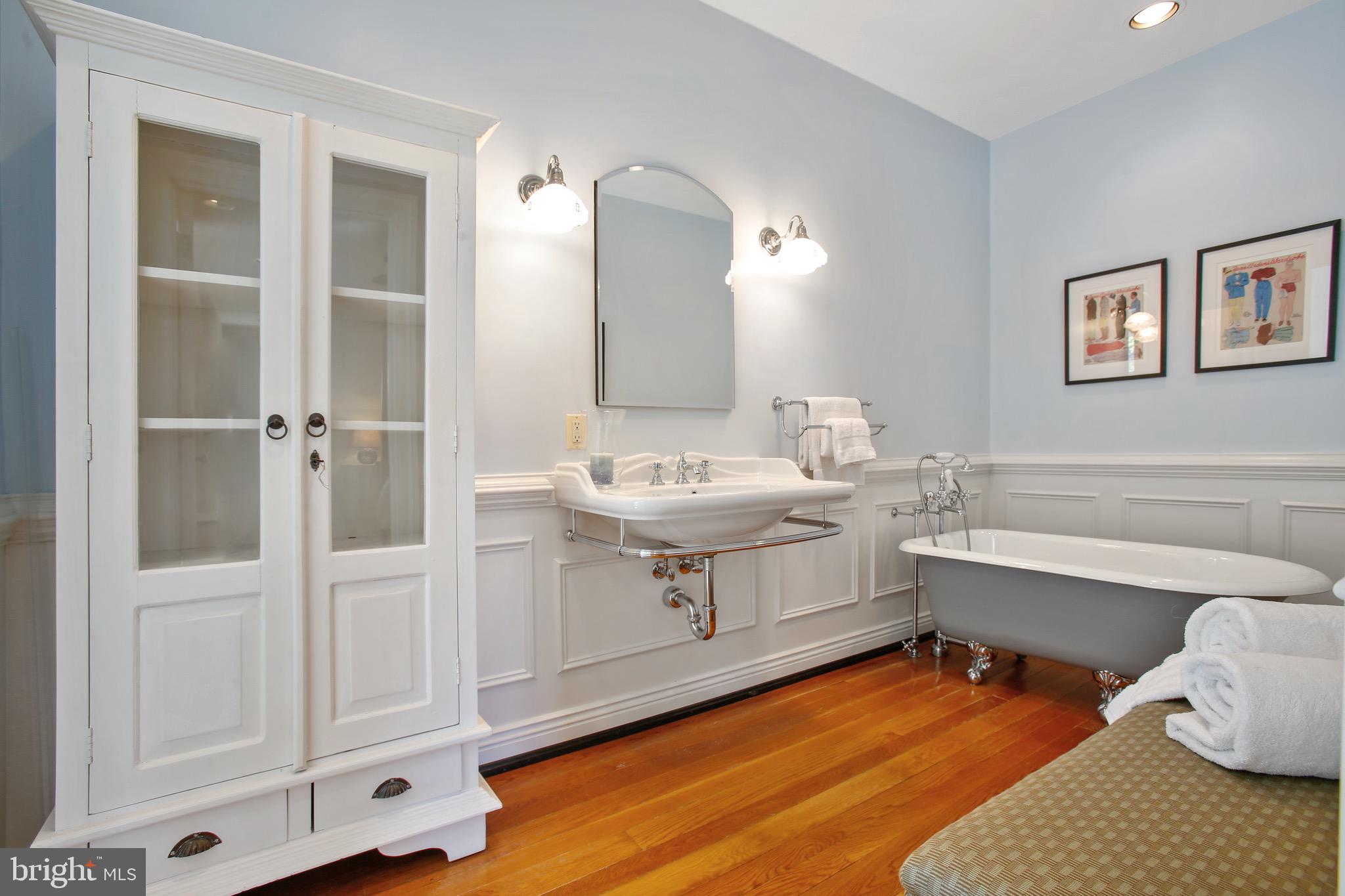 838 Childs Point Road Annapolis, MD 21401 - Photo 44 of 85 2nd level guest bath.1, wainscoting, claw-foot tub