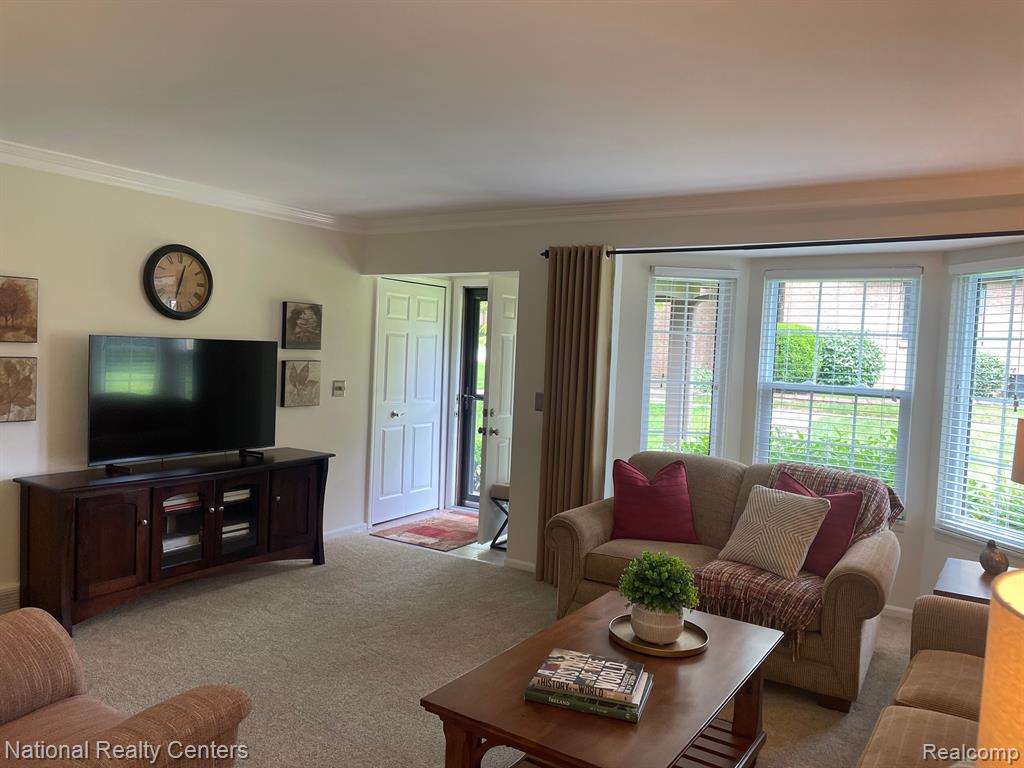 286 Meadow Bridge Drive Rochester Hills, MI 48307 - Photo 9 of 35