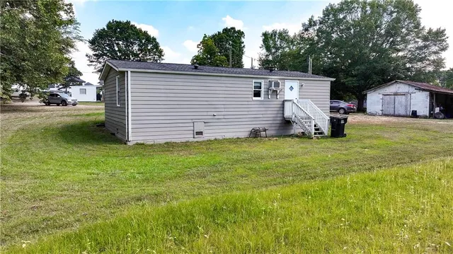 a view of a back yard
